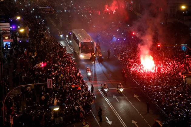 Real Madrid s fans light flares as the bus carrying Real Madrid players arrives to Santiago Bernabeu stadium prior to the start of the UEFA Champions League round of 16 first leg match against Paris Saint Germain (PSG), in Madrid, Spain, 14 February 2018. Real Madrid players arrival !ACHTUNG: NUR REDAKTIONELLE NUTZUNG!  Copyright: xJuanJoxMartínx GRAF1557 20180214-636542332525303634