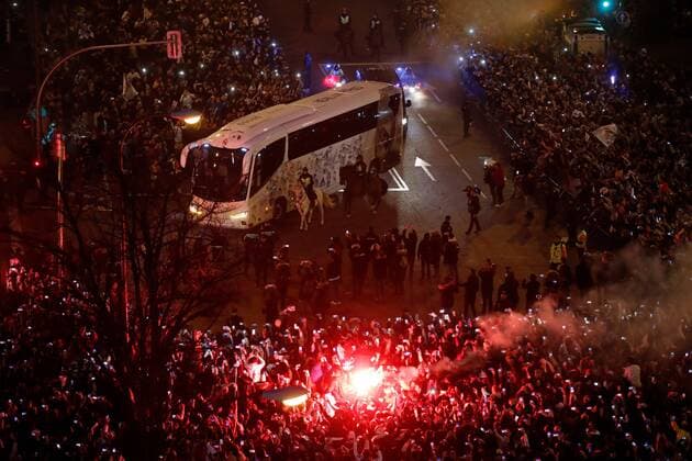 Real Madrid s fans light flares as the bus carrying Real Madrid players arrives to Santiago Bernabeu stadium prior to the start of the UEFA Champions League round of 16 first leg match against Paris Saint Germain (PSG), in Madrid, Spain, 14 February 2018. Real Madrid players arrival !ACHTUNG: NUR REDAKTIONELLE NUTZUNG!  Copyright: xJuanJoxMartínx GRAF1553 20180214-636542333196887939
