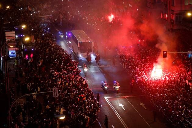 Bilder des Tages - Sport Real Madrid s fans light flares as the bus carrying Real Madrid players arrives to Santiago Bernabeu stadium prior to the start of the UEFA Champions League round of 16 first leg match against Paris Saint Germain (PSG), in Madrid, Spain, 14 February 2018. Real Madrid players arrival !ACHTUNG: NUR REDAKTIONELLE NUTZUNG!  Copyright: xJuanJoxMartínx GRAF1558 20180214-636542334730689771