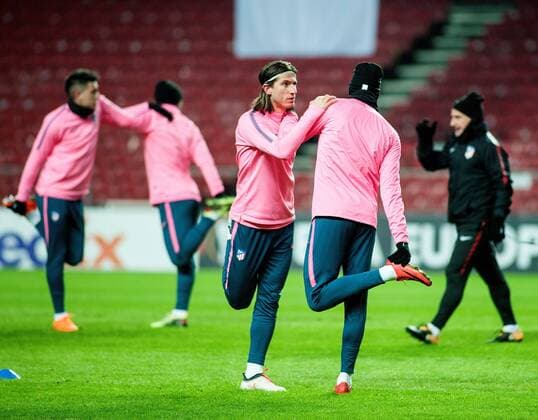 Atletico Madrid s players Filipe Luis (C) attends a training session of the team at Parken Stadium in Copenhagen, Denmark, 14 February 2018. Atletico Madrid will face FC Copenhagen in the UEFA Europa League round of 32, first leg soccer match on 15 February 2018. Atletico Madrid training session !ACHTUNG: NUR REDAKTIONELLE NUTZUNG!  Copyright: xRicardoxRamirezx GRAF1572 20180214-636542348133290322