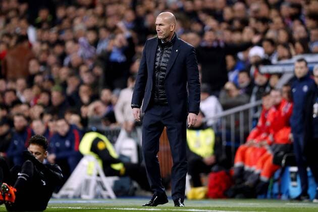 (l-r) coach Zinedine Zidane of Real Madrid during the UEFA Champions League round of 16 match between Real Madrid and Paris Saint-Germain at the Santiago Bernabeu stadium on February 14, 2018 in Madrid, Spain UEFA Champions League 2017 2018 xVIxVIxImagesx xMauricexvanxSteenxIVx 10066102
