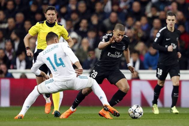 (l-r) Casemiro of Real Madrid, Kylian Mbappe of Paris Saint-Germain during the UEFA Champions League round of 16 match between Real Madrid and Paris Saint-Germain at the Santiago Bernabeu stadium on February 14, 2018 in Madrid, Spain UEFA Champions League 2017 2018 xVIxVIxImagesx xMauricexvanxSteenxIVx 10066103