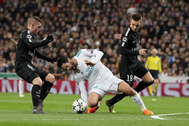 Real Madrid s Isco Alarcon (C) falls during the UEFA Champions League round of 16 first leg match between Real Madrid and Paris Saint Germain at the Santiago Bernabeu stadium in Madrid, Spain, 14 February 2018. Real Madrid vs. Paris Saint Germain !ACHTUNG: NUR REDAKTIONELLE NUTZUNG!  Copyright: xKikoxHuescax MAD0012 20180214-636542412481279656