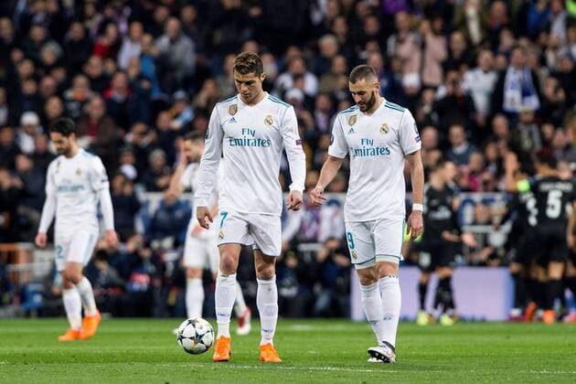 Real Madrid s Cristiano Ronaldo (L) and Karim Benzema react after the first goal of Paris Saint Germain during the UEFA Champions League round of 16 first leg match between Real Madrid and Paris Saint Germain at the Santiago Bernabeu stadium in Madrid, Spain, 14 February 2018. Real Madrid vs. Paris Saint Germain !ACHTUNG: NUR REDAKTIONELLE NUTZUNG!  Copyright: xRodrigoxJimenezx MAD014 20180214-636542414790181164