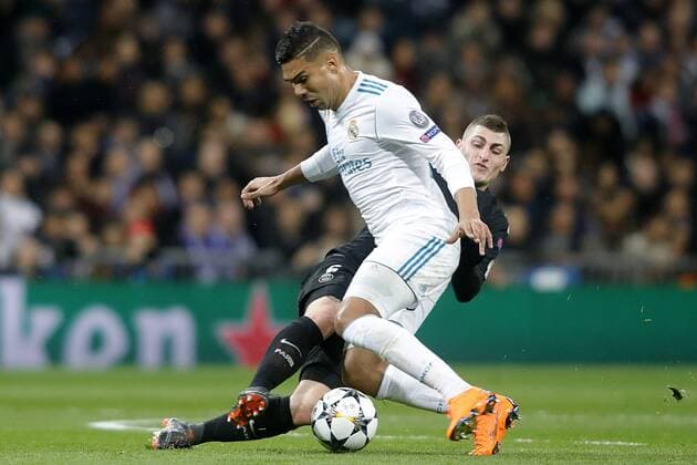 Bilder des Tages - Sport Real Madrid s Carlos Henrique Casemiro (l) and Paris Saint-Germain s Marcos Verratti during Champions League Round of 16 1st leg match. February 14,2018.  (2018021432)
