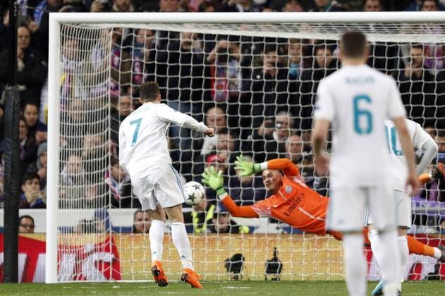 (l-r) Cristiano Ronaldo of Real Madrid, goalkeeper Alphonse Areola of Paris Saint-Germain during the UEFA Champions League round of 16 match between Real Madrid and Paris Saint-Germain at the Santiago Bernabeu stadium on February 14, 2018 in Madrid, Spain UEFA Champions League 2017 2018 xVIxVIxImagesx xMauricexvanxSteenxIVx 10066572