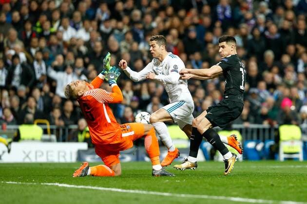 Cristiano Ronaldo of Real Madrid and Areloa of PSG during the Champions League match played on Santiago Bernabeu Stadium between Real Madrid and PSG Paris Saint Germain, Feb 14th 2018. Photo: Oscar J. Barroso AFP7  xOscarxJ.xBarrosox xAFP7x xRealxMadridxvxPSG,xChampionsxLeague,xSpain,xFebx14thx2018x