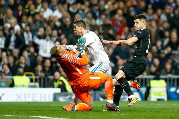 Cristiano Ronaldo of Real Madrid and Areloa of PSG during the Champions League match played on Santiago Bernabeu Stadium between Real Madrid and PSG Paris Saint Germain, Feb 14th 2018. Photo: Oscar J. Barroso AFP7  xOscarxJ.xBarrosox xAFP7x xRealxMadridxvxPSG,xChampionsxLeague,xSpain,xFebx14thx2018x