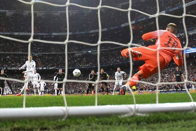 Themen der Woche - SPORT Bilder des Tages - Sport Real Madrid s Cristiano Ronaldo scores a goal during the UEFA Champions League round of 16 first leg match between Real Madrid and Paris Saint Germain at the Santiago Bernabeu stadium in Madrid, Spain, 14 February 2018. Real Madrid vs. Paris Saint Germain !ACHTUNG: NUR REDAKTIONELLE NUTZUNG!  Copyright: xKikoxHuescax MAD021 20180214-636542432768202311