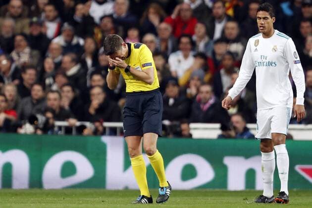 referee Felix Brych during the UEFA Champions League round of 16 match between Real Madrid and Paris Saint-Germain at the Santiago Bernabeu stadium on February 14, 2018 in Madrid, Spain UEFA Champions League 2017 2018 xVIxVIxImagesx xMauricexvanxSteenxIVx 10067052