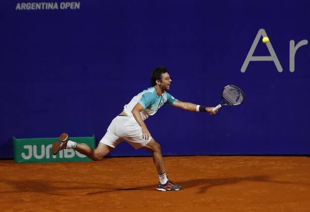 Argentinian tennis player Horacio Zeballos returns a ball against Austrian Dominic Thiem during a game of Argentina Tennis Open s round of 16 in Buenos Aires, Argentina, 14 February 2018. Argentina Tennis Open !ACHTUNG: NUR REDAKTIONELLE NUTZUNG!  Copyright: xDavidxFernandezx BAS01 20180215-636542599584083326