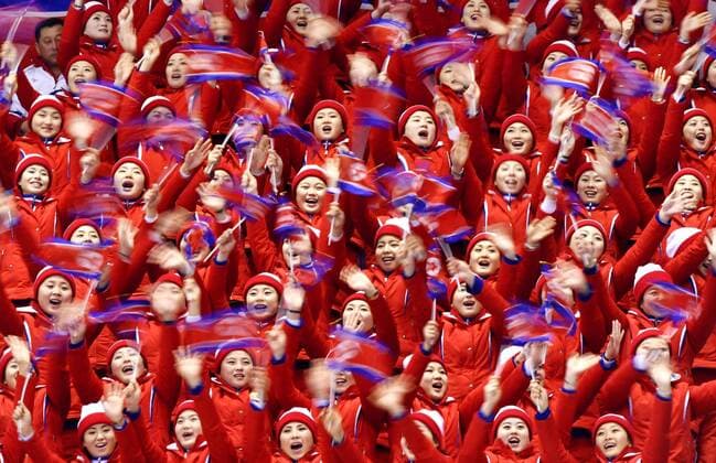 Themen der Woche - SPORT Olympia-Bilder des Tages - SPORT Pyeongchang Olympics North Korean cheerleaders wave their national flag prior to the pair Figure skating Eiskunstlauf competition at the Pyeongchang Winter Olympics in Gangneung, South Korea on Feb. 15, 2018. 