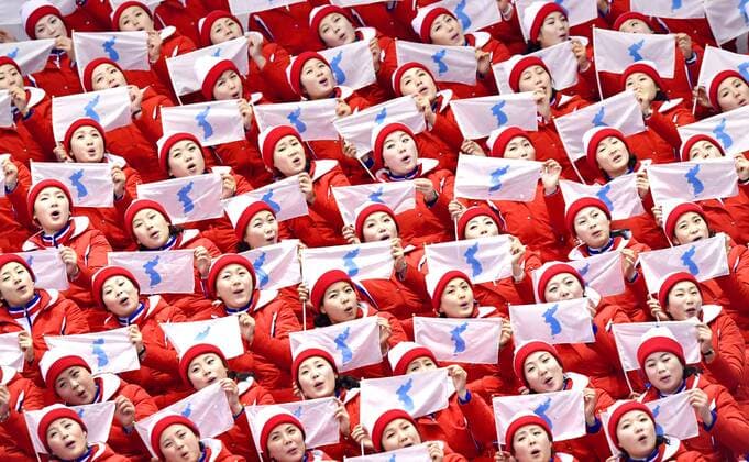 Olympia-Bilder des Tages - SPORT Pyeongchang Olympics North Korean cheerleaders hold the Korean unification flag prior to the pair Figure skating Eiskunstlauf competition at the Pyeongchang Winter Olympics in Gangneung, South Korea on Feb. 15, 2018. 
