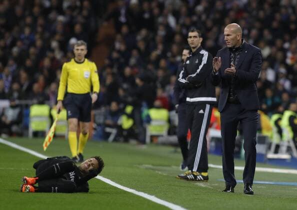 Partido de ida de octavos de la Liga de Campeones entre el Real Madrid y el PSG en el Bernabeu. En la imagen, Zidane y Neymar.First leg of 1 8 Champions League match between Real Madrid and PSG. In this picture, Zidane and Neymar. 