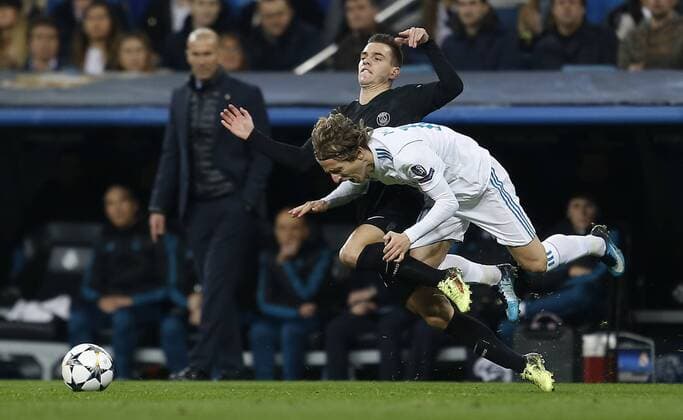 Partido de ida de octavos de la Liga de Campeones entre el Real Madrid y el PSG en el Bernabeu. En la imagen, Modric y Lo Celso. First leg of 1 8 Champions League match between Real Madrid and PSG. In this picture, Modric and Lo Celso. 