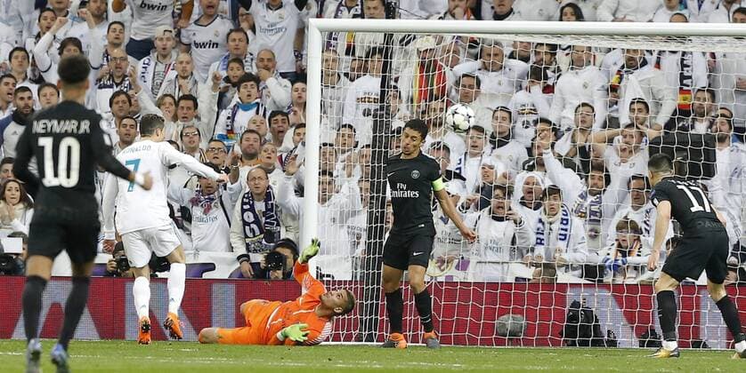 Partido de ida de octavos de la Liga de Campeones entre el Real Madrid y el PSG en el Bernabeu. En la imagen, Cristiano Ronaldo logra su segundo gol. First leg of 1 8 Champions League match between Real Madrid and PSG. In this picture, Cristiano Ronaldo scores his second goal. 