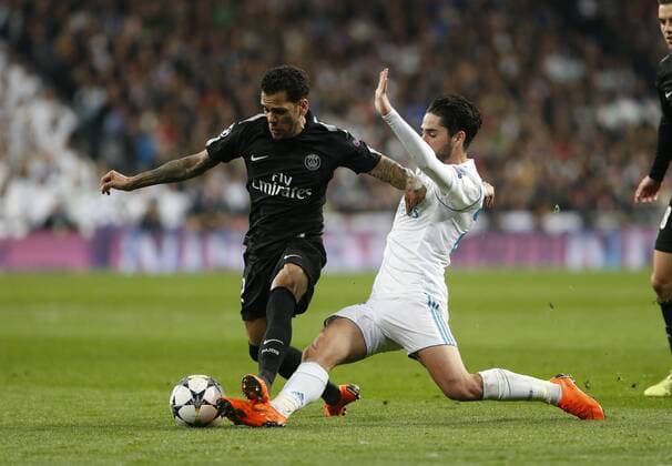 Partido de ida de octavos de la Liga de Campeones entre el Real Madrid y el PSG en el Bernabéu. En la imagen, Dani Alves e Isco. First leg of 1 8 Champions League match between Real Madrid and PSG. In this picture, Dani Alves and Isco. 