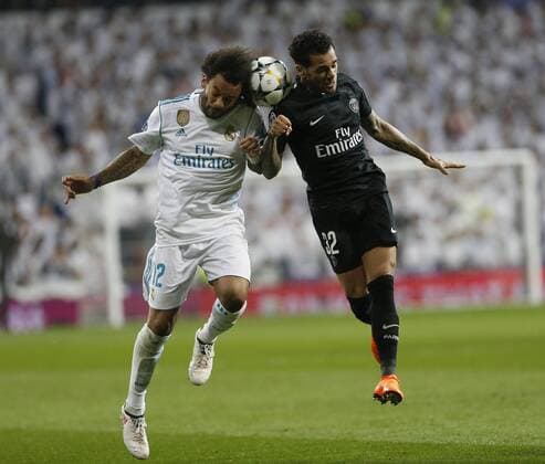Themen der Woche - SPORT Bilder des Tages - SPORT Partido de ida de octavos de la Liga de Campeones entre el Real Madrid y el PSG en el Bernabéu. En la imagen, Marcelo y Dani Alves. First leg of 1 8 Champions League match between Real Madrid and PSG. In this picture, Marcelo and Dani Alves. 