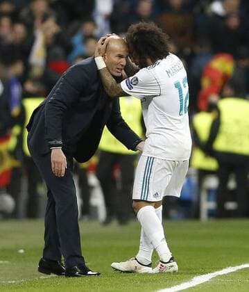 Partido de ida de octavos de la Liga de Campeones entre el Real Madrid y el PSG en el Bernabéu. En la imagen, Marcelo celebra su gol con Zidane. First leg of 1 8 Champions League match between Real Madrid and PSG. In this picture, Marcelo celebrates his goal with Zidane. 