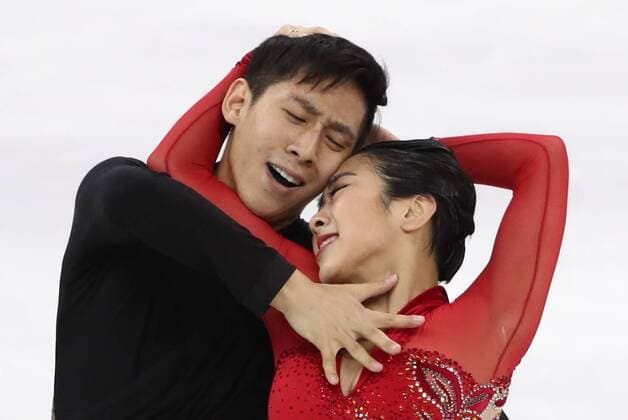 Themen der Woche - SPORT Olympia-Bilder des Tages - SPORT GANGNEUNG, SOUTH KOREA - FEBRUARY 15, 2018: China s Sui Wenjing (R) and Han Cong perform their routine to win silver in the pair skating free skating event of the Figure skating Eiskunstlauf competition at Gangneung Ice Arena at the PyeongChang 2018 Winter Olympic Games Olympische Spiele Olympia OS Valery Sharifulin TASS  TS073E7E
