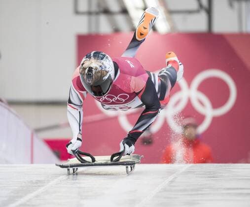 Themen der Woche - SPORT Olympia-Bilder des Tages - SPORT 15th February 2018, Pyeongchang, South Korea; 2018 Winter Olympic Games Olympische Spiele Olympia OS Day 6; Olympic Sliding Centre; Dave Greszczyszyn (CAN) jumping on to his sledge at the start of his run in the Mens Skeleton Heat 1  ActionPlus11987347