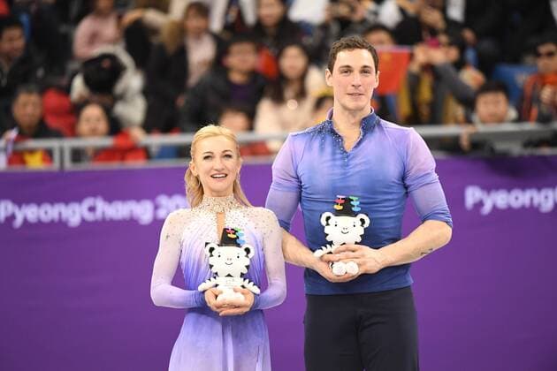 Olympia-Bilder des Tages - SPORT (180215) -- PYEONGCHANG, Feb. 15, 2018 -- Aljona Savchenko (L) and Bruno Massot of Germany pose for group photos at the venue ceremony after the pair skating free skating of Figure skating Eiskunstlauf at the 2018 PyeongChang Winter Olympic Games Olympische Spiele Olympia OS in Gangneung Ice Arena, South Korea, on Feb. 15, 2018. Aljona Savchenko and Bruno Massot won the gold medal in the pair skating event with 235.90 points in total. ) (SP)OLY-SOUTH KOREA-PYEONGCHANG-FIGURE SKATING-PAIR SKATING FREE SKATING WangxSong 