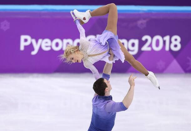 Olympia-Bilder des Tages - SPORT (180215) -- PYEONGCHANG, Feb. 15, 2018 -- Aljona Savchenko (Top) and Bruno Massot of Germany pose for group photos at the venue ceremony after the pair skating free skating of Figure skating Eiskunstlauf at the 2018 PyeongChang Winter Olympic Games Olympische Spiele Olympia OS in Gangneung Ice Arena, South Korea, on Feb. 15, 2018. Aljona Savchenko and Bruno Massot won the gold medal in the pair skating event with 235.90 points in total. ) (SP)OLY-SOUTH KOREA-PYEONGCHANG-FIGURE SKATING-PAIR SKATING FREE SKATING HanxYan 