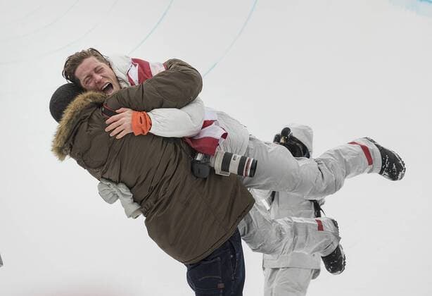 Shaun WHITE, USA, 1. Platz, Olympiasieger, Sieger, Gewinner, winner, wird umarmt, Umarmung, Freudentraenen, weint, Flower Ceremony, Venue Ceremony Jubel, jubelt, Freude, Begeisterung, Emotion, jubeln, cheers, Snowboard - men s HP Finale, Snowboard Halfpipe der Maenner, am 14.02.2018, Phoenix Snow Park Olympische Winterspiele 2018, vom 09.02. - 25.02.2018 in PyeongChang Suedkorea. *** Shaun WHITE USA 1 place Olympic winner winner winner is hugging embrace tears of joy flower ceremony venue ceremony crying jubilation joy cheers emotion enthusiasm HP final snowboard Halfpipe of men cheer cheers snowboard men s on 14 02 2018 Phoenix snow park Winter Olympics 2018 from 09 02 25 02 2018 in PyeongChang of South Korea