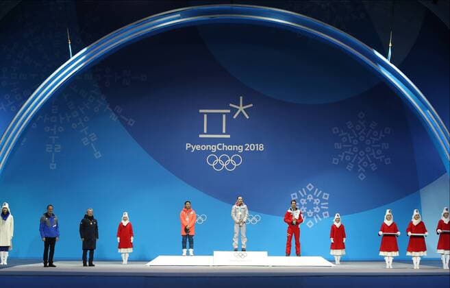 Olympia-Bilder des Tages - SPORT OLYMPICS - 2018 Winter Olympics PYEONGCHANG,SOUTH KOREA,15.FEB.18 - OLYMPICS,NORDIC SKIING, NORDIC COMBINED - Olympic Winter games Winterspiele Spiele Summer games PyeongChang 2018, Medals Plaza, award ceremony. Image shows Akito Watabe (JPN), Eric Frenzel (GER) and Lukas Klapfer (AUT). GEPAxpictures xAndreasxPranter
