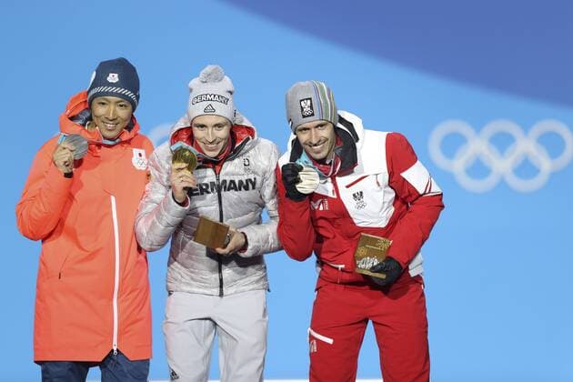 Themen der Woche - SPORT Olympia-Bilder des Tages - SPORT (180215) -- PYEONGCHANG, Feb. 15, 2018 -- Gold medalist Eric Frenzel (C) from Germany, silver medalist Akito Watabe (L) from Japan and Lukas Klapfer from Austria pose for photos during the medal ceremony of individual gundersen NH 10KM event of nordic combined at Pyeongchang 2018 Winter Olympic Games Olympische Spiele Olympia OS at Medal Plaza, PyeongChang, South Korea, Feb. 15, 2018. ) (SP)OLY-SOUTH KOREA-PYEONGCHANG-NORDIC COMBINED-INDIVIDUAL GUNDERSEN NH 10KM-MEDAL CEREMONY WuxZhuang 