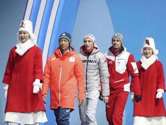 Olympia-Bilder des Tages - SPORT (180215) -- PYEONGCHANG, Feb. 15, 2018 -- Gold medalist Eric Frenzel (C) from Germany, silver medalist Akito Watabe (2nd L) from Japan and bronze medalist Lukas Klapfer from Austria (2nd R) walk to podium during the medal ceremony of individual gundersen NH 10KM event of nordic combined at Pyeongchang 2018 Winter Olympic Games Olympische Spiele Olympia OS at Medal Plaza, PyeongChang, South Korea, Feb. 15, 2018. ) (SP)OLY-SOUTH KOREA-PYEONGCHANG-NORDIC COMBINED-INDIVIDUAL GUNDERSEN NH 10KM-MEDAL CEREMONY WuxZhuang 
