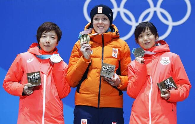 Pyeongchang Olympics Women s 1,000-meter Speed skating Eisschnelllauf gold medalist Jorien ter Mors (C) of the Netherlands, and silver medalist Nao Kodaira (L) and bronze medalist Miho Takagi, both of Japan, pose at the medal ceremony at the Pyeongchang Winter Olympics in Gangneung, South Korea, on Feb. 15, 2018. 