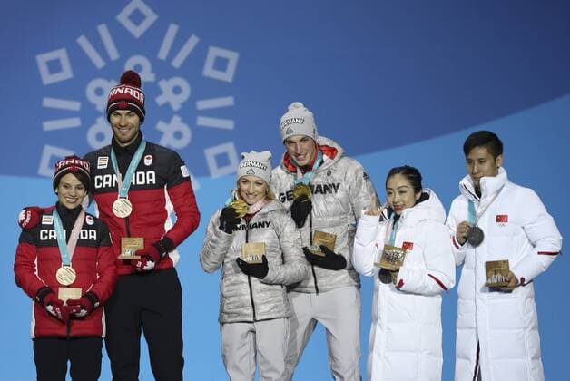 Olympia-Bilder des Tages - SPORT (180215) -- PYEONGCHANG, Feb. 15, 2018 -- Gold medalists Aljona Savchenko (3rd L) and Bruno Massot (3rd R) of Germany, silver medalists Sui Wenjing (2nd R) and Han Cong (1st R) from China, bronze medalists Meagan Duhamel (1st L) and Eric Radford of Canada pose for photos during medal ceremony of pair skating of Figure skating Eiskunstlauf at PyeongChang 2018 Winter Olympic Games Olympische Spiele Olympia OS at Medal Plaza, PyeongChang, South Korea, Feb. 15, 2018. ) (SP)OLY-SOUTH KOREA-PYEONGCHANG-FIGURE SKATING-PAIR SKATING-MEDAL CEREMONY WuxZhuang 