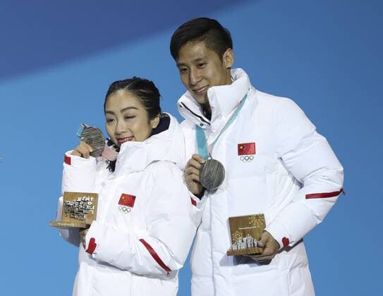 (180215) -- PYEONGCHANG, Feb. 15, 2018 -- Silver medalists Sui Wenjing (L) and Han Cong from China pose for photos during medal ceremony of pair skating of Figure skating Eiskunstlauf at PyeongChang 2018 Winter Olympic Games Olympische Spiele Olympia OS at Medal Plaza, PyeongChang, South Korea, Feb. 15, 2018. ) (SP)OLY-SOUTH KOREA-PYEONGCHANG-FIGURE SKATING-PAIR SKATING-MEDAL CEREMONY WuxZhuang 