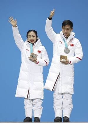 (180215) -- PYEONGCHANG, Feb. 15, 2018 -- Silver medalists Sui Wenjing (L) and Han Cong from China pose for photos during medal ceremony of pair skating of Figure skating Eiskunstlauf at PyeongChang 2018 Winter Olympic Games Olympische Spiele Olympia OS at Medal Plaza, PyeongChang, South Korea, Feb. 15, 2018. ) (SP)OLY-SOUTH KOREA-PYEONGCHANG-FIGURE SKATING-PAIR SKATING-MEDAL CEREMONY WuxZhuang 