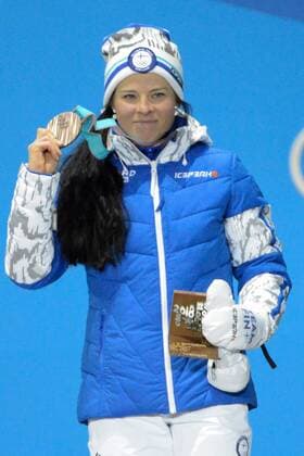 PyeongChang 2018, Langlauf, 10km Freistil der Damen, Siegerehrung February 15, 2018 - Pyeongchang, South Korea - KRISTA PARMAKOSKI of Finland celebrates receiving the bronze medal for the Ladies 10km Free cross-country event In the PyeongChang Olympic Games Olympische Spiele Olympia OS PyeongChang 18: Cross Country Skiing Women zFinland - ZUMAl132 20180215_zap_l132_012 Copyright: xChristopherxLevyx