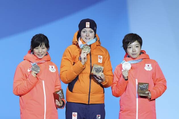 PyeongChang 2018 - Eisschnelllauf, Damen, 1000m, Siegerehrung (180215) -- PYEONGCHANG, Feb. 15, 2018 -- Gold medalists Jorien Ter Mors (C) of the Netherlands, silver medalists Kodaira Nao (R) of Japan and bronze medalists Takagi Miho of Japan pose for photos during medal ceremony of women s 1,000m Speed skating Eisschnelllauf event at PyeongChang 2018 Winter Olympic Games Olympische Spiele Olympia OS at Medal Plaza, PyeongChang, South Korea, Feb. 15, 2018. ) (SP)OLY-SOUTH KOREA-PYEONGCHANG-SPEED SKATING-WOMEN S 1000M WuxZhuang