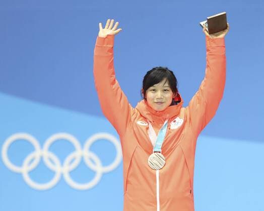 PyeongChang 2018 - Eisschnelllauf, Damen, 1000m, Siegerehrung (180215) -- PYEONGCHANG, Feb. 15, 2018 -- Bronze medalists Takagi Miho of Japan poses for photos during medal ceremony of women s 1,000m Speed skating Eisschnelllauf event at PyeongChang 2018 Winter Olympic Games Olympische Spiele Olympia OS at Medal Plaza, PyeongChang, South Korea, Feb. 15, 2018. ) (SP)OLY-SOUTH KOREA-PYEONGCHANG-SPEED SKATING-WOMEN S 1000M WuxZhuang