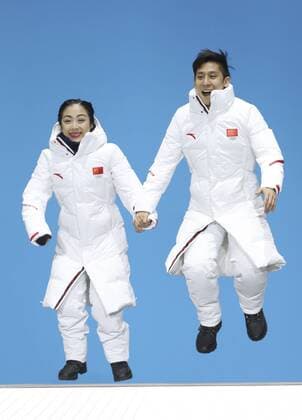 Olympia-Bilder des Tages - SPORT (180215) -- PYEONGCHANG, Feb. 15, 2018 -- Silver medalists Sui Wenjing (L) and Han Cong from China jump onto the stadium during medal ceremony of pair skating of Figure skating Eiskunstlauf at PyeongChang 2018 Winter Olympic Games Olympische Spiele Olympia OS at Medal Plaza, PyeongChang, South Korea, Feb. 15, 2018. ) (SP)OLY-SOUTH KOREA-PYEONGCHANG-FIGURE SKATING-PAIR SKATING-MEDAL CEREMONY WuxZhuang 