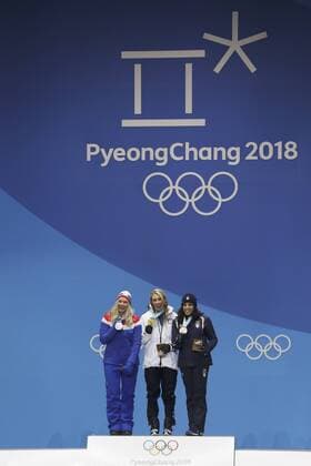 Olympia-Bilder des Tages - SPORT (180215) -- PYEONGCHANG, Feb. 15, 2018 -- Champion Mikaela Shiffrin from the United States (C), second-placed Ragnhild Mowinckel from Norway (L) and third-placed Federica Brignone from Italy pose for photos during medal ceremony of women s giant slalom of alpine skiing at Pyeongchang 2018 Winter Olympic Games Olympische Spiele Olympia OS at Medal Plaza, PyeongChang, South Korea, Feb. 15, 2018. ) (SP)OLY-SOUTH KOREA-PYEONGCHANG-ALPINE SKIING-WOMEN S GIANT SLALOM-MEDAL CEREMONY WuxZhuang 
