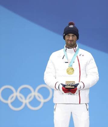 (180215) -- PYEONGCHANG, Feb. 15, 2018 -- Gold medalist France s Pierre Vaultier poses for photos during the medal ceremony of men s snowboard cross at the 2018 PyeongChang Winter Olympic Games Olympische Spiele Olympia OS at Medal Plaza, PyeongChang, South Korea, on Feb. 15, 2018. ) (SP)OLY-SOUTH KOREA-PYEONGCHANG-SNOWBOARD-MEN S CROSS FINAL-MEDAL CEREMONY WuxZhuang 
