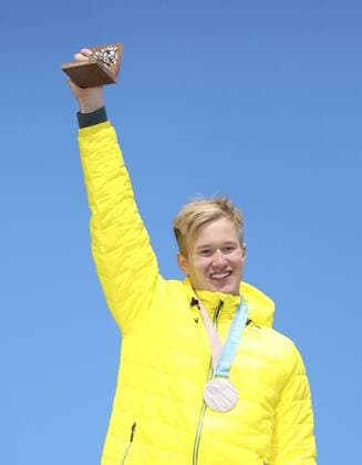 (180215) -- PYEONGCHANG, Feb. 15, 2018 -- Silver medalist Australia s Jarryd Hughes poses for photos during the medal ceremony of men s snowboard cross at the 2018 PyeongChang Winter Olympic Games Olympische Spiele Olympia OS at Medal Plaza, PyeongChang, South Korea, on Feb. 15, 2018. ) (SP)OLY-SOUTH KOREA-PYEONGCHANG-SNOWBOARD-MEN S CROSS FINAL-MEDAL CEREMONY WuxZhuang 