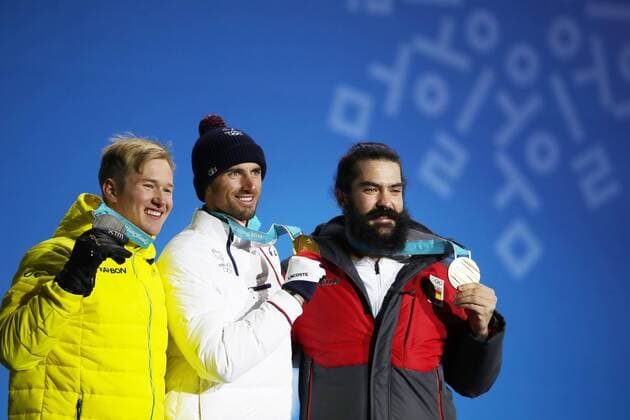 Olympia-Bilder des Tages - SPORT OLYMPICS - 2018 Winter Olympics PYEONGCHANG,SOUTH KOREA,15.FEB.18 - OLYMPICS, SNOWBOARDING - Olympic Winter games Winterspiele Spiele Summer games PyeongChang 2018, Medals Plaza, snowboard cross, men, award ceremony. Image shows Jarryd Hughes (AUS), Pierre Vaultier (FRA) and Regino Hernandez (ESP). Keywords: medal. GEPAxpictures xAndreasxPranter