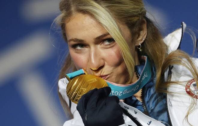 Themen der Woche - SPORT Olympia-Bilder des Tages - SPORT PyeongChang 2018, Ski Alpin, Riesenslalom der Damen, Siegerehrung OLYMPICS - 2018 Winter Olympics PYEONGCHANG,SOUTH KOREA,15.FEB.18 - OLYMPICS, ALPINE SKIING - Olympic Winter games Winterspiele Spiele Summer games PyeongChang 2018, medal plaza, slalom, ladies, award ceremony. Image shows Mikaela Shiffrin (USA). Keywords: medal. GEPAxpictures xAndreasxPranter