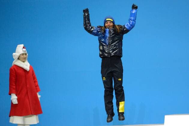 Olympia-Bilder des Tages - SPORT PyeongChang 2018, Langlauf, 10km Freistil der Damen, Siegerehrung February 15, 2018 - Pyeongchang, South Korea - CHARLOTTE KALLA of Sweden celebrates receiving the silver medal for the Ladies 10km Free cross-country event In the PyeongChang Olympic Games Olympische Spiele Olympia OS PyeongChang 18: Cross Country Skiing Women zSweden - ZUMAl132 20180215_zap_l132_019 Copyright: xChristopherxLevyx