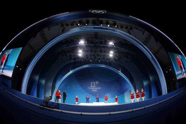Olympia-Bilder des Tages - SPORT OLYMPICS - 2018 Winter Olympics PYEONGCHANG,SOUTH KOREA,15.FEB.18 - OLYMPICS, ALPINE SKIING - Olympic Winter games Winterspiele Spiele Summer games PyeongChang 2018, medal plaza, downhill, men, award ceremony. Image shows Kjetil Jansrud (NOR), Aksel Lund Svindal (NOR) and Beat Feuz (SUI). GEPAxpictures xAndreasxPranter