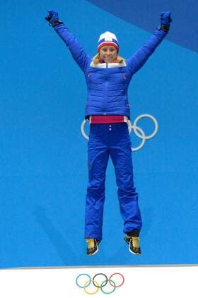 PyeongChang 2018, Langlauf, 10km Freistil der Damen, Siegerehrung February 15, 2018 - Pyeongchang, South Korea - RAGNHLD HAGA of Norway celebrates receiving the gold medal for the Ladies 10km Free cross-country event In the PyeongChang Olympic Games Olympische Spiele Olympia OS PyeongChang 18: Cross Country Skiing Women - ZUMAl132 20180215_zap_l132_024 Copyright: xChristopherxLevyx