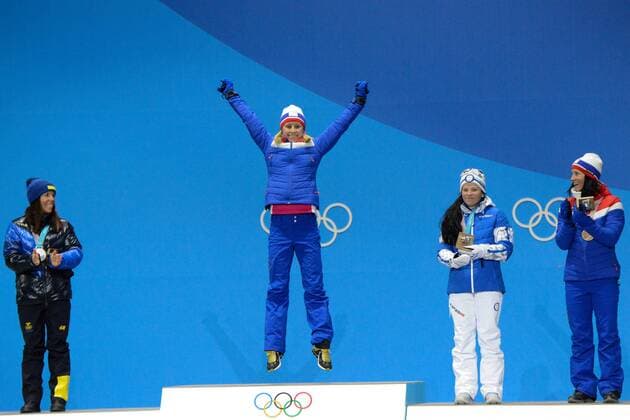 Olympia-Bilder des Tages - SPORT PyeongChang 2018, Langlauf, 10km Freistil der Damen, Siegerehrung February 15, 2018 - Pyeongchang, South Korea - RAGNHLD HAGA of Norway celebrates receiving the gold medal for the Ladies 10km Free cross-country event In the PyeongChang Olympic Games Olympische Spiele Olympia OS PyeongChang 18: Cross Country Skiing Women - ZUMAl132 20180215_zap_l132_026 Copyright: xChristopherxLevyx