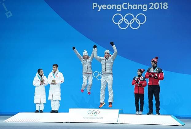 Olympia-Bilder des Tages - SPORT PyeongChang 2018, Eiskunstlauf, Paarlauf, Siegerehrung Gold medalist Germany s Aljona Savchenko and Bruno Massot jump alongside Silver medalist China s Wenjing Sui and Cong Han and bronze medalist Meagan Duhamel and Eric Redford during the medal ceremony for Pairs Figure skating Eiskunstlauf at the Pyeongchang 2018 Winter Olympics in Pyeongchang, South Korea, on February 15, 2018.  OLY20180215372 KEVINxDIETSCH