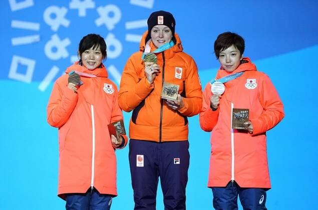 PyeongChang 2018 - Eisschnelllauf, Damen, 1000m, Siegerehrung Silver medalist Japan s Nao Kodaira (L), gold medalist Netherland s Jorien ter Mors (C), and bronze medalist Miho Takagi pose together during the medal ceremony for the Ladies 1,000m Speed skating Eisschnelllauf during the Pyeongchang 2018 Winter Olympics in Pyeongchang, South Korea, on February 15, 2018.  OLY20180215376 KEVINxDIETSCH